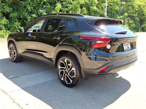 Mosaic Black Metallic 2026 Chevrolet Trax FWD 4dr 2RS
