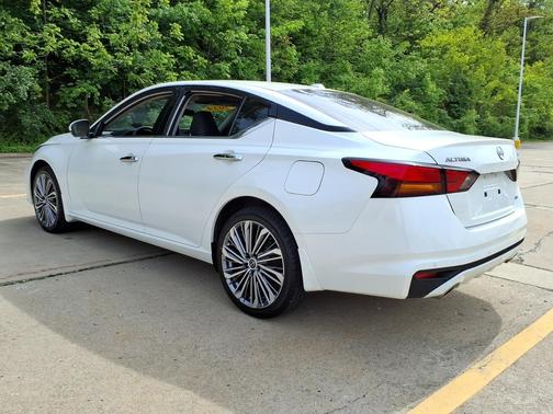 Pearl White Tricoat 2024 Nissan Altima 2.5 SL AWD Sedan