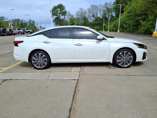 Pearl White Tricoat 2024 Nissan Altima 2.5 SL AWD Sedan