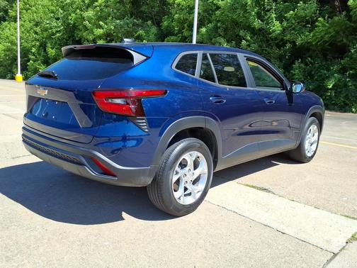 Blue Glow Metallic 2024 Chevrolet Trax FWD 4dr LS