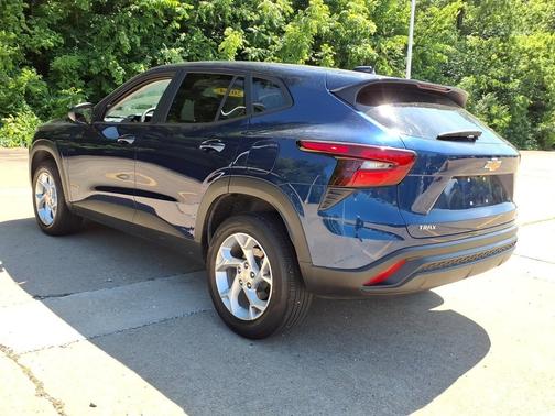 Blue Glow Metallic 2024 Chevrolet Trax FWD 4dr LS