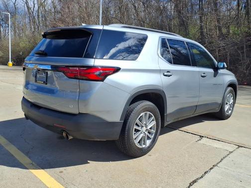 Sterling Gray Metallic 2023 Chevrolet Traverse AWD 4dr LT Cloth w/1LT