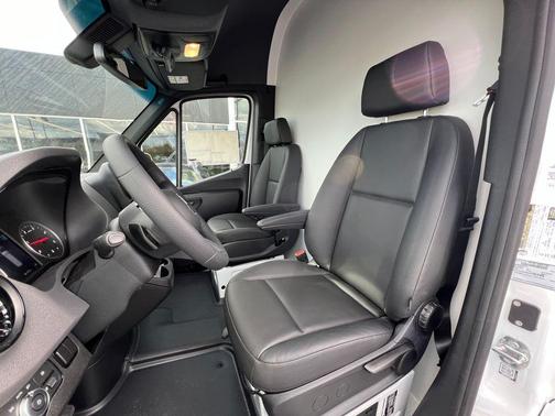 Arctic White 2026 Mercedes-Benz Sprinter 2500 Cargo 170 WB