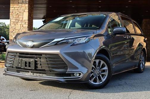 2021 Toyota Sienna XLE 8 Passenger