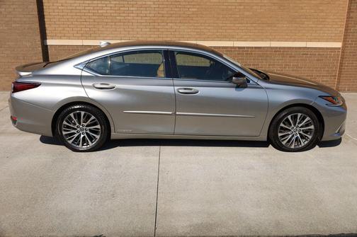 2019 Lexus ES 300h Luxury