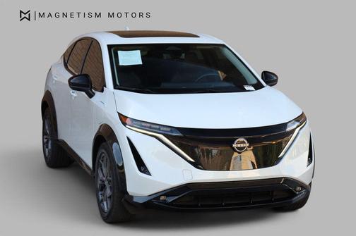 Everest White Pearl Tricoat/Black Diamond Pearl 2023 Nissan ARIYA EVOLVE+