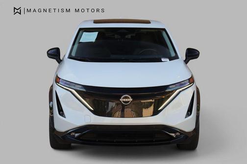 Everest White Pearl Tricoat/Black Diamond Pearl 2023 Nissan ARIYA EVOLVE+