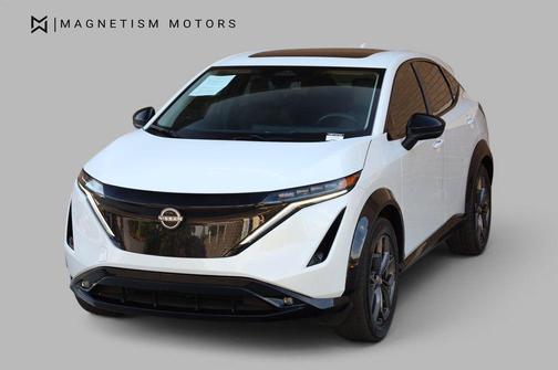 Everest White Pearl Tricoat/Black Diamond Pearl 2023 Nissan ARIYA EVOLVE+