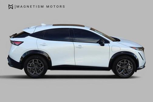 Everest White Pearl Tricoat/Black Diamond Pearl 2023 Nissan ARIYA EVOLVE+