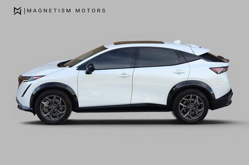 Everest White Pearl Tricoat/Black Diamond Pearl 2023 Nissan ARIYA EVOLVE+