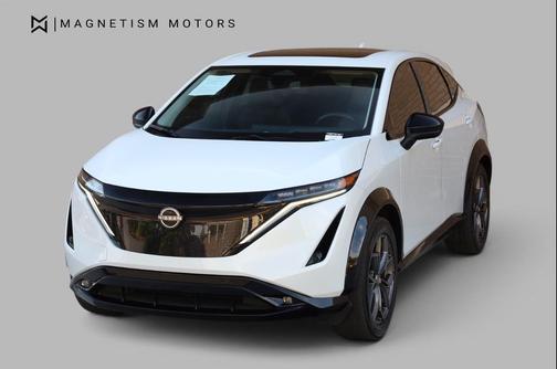 Everest White Pearl Tricoat/Black Diamond Pearl 2023 Nissan ARIYA EVOLVE+