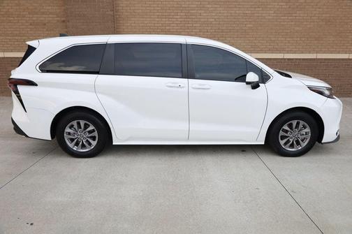 2023 Toyota Sienna LE