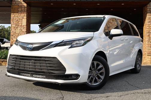 2023 Toyota Sienna LE