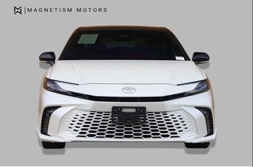 Wind Chill Pearl/Midnight Black Metallic 2025 Toyota Camry XSE