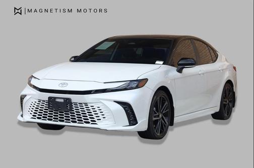 Wind Chill Pearl/Midnight Black Metallic 2025 Toyota Camry XSE