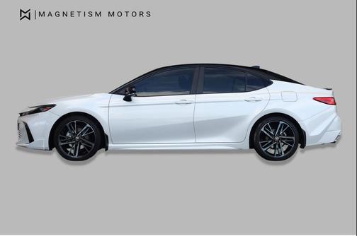 Wind Chill Pearl/Midnight Black Metallic 2025 Toyota Camry XSE