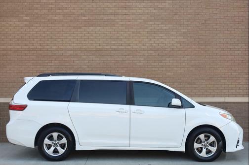 Super White 2020 Toyota Sienna LE
