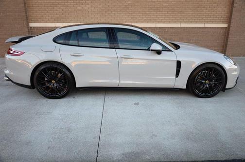 2018 Porsche Panamera 4
