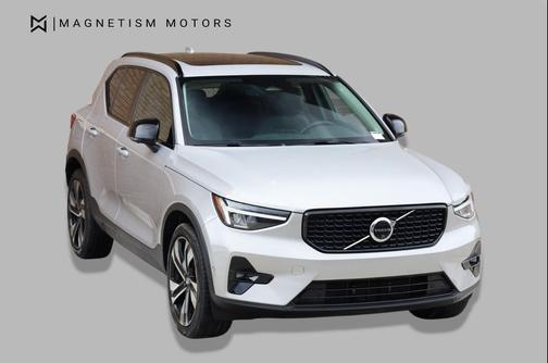 Vapour Grey Metallic 2025 Volvo XC40 B5 Plus Dark Theme