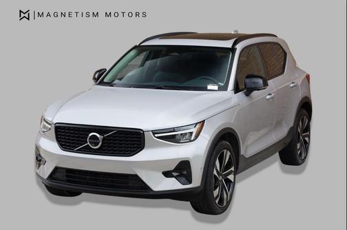 Vapour Grey Metallic 2025 Volvo XC40 B5 Plus Dark Theme