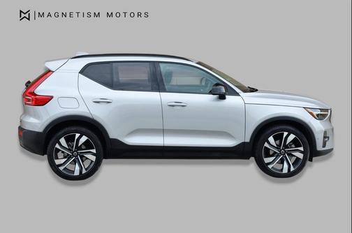 Vapour Grey Metallic 2025 Volvo XC40 B5 Plus Dark Theme