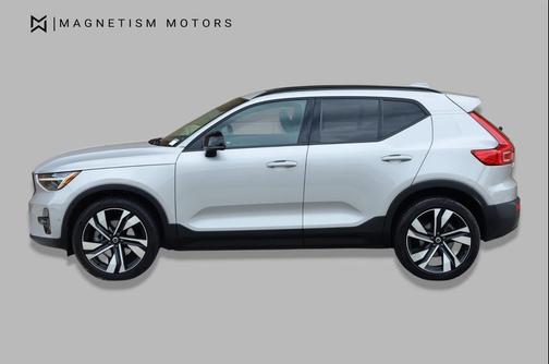 Vapour Grey Metallic 2025 Volvo XC40 B5 Plus Dark Theme