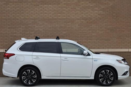 Diamond White Pearl 2018 Mitsubishi Outlander PHEV GT