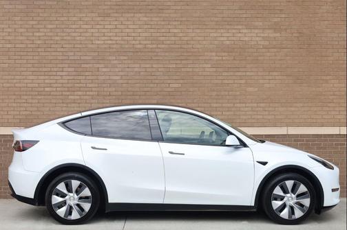 Pearl White Multi-Coat 2023 Tesla Model Y AWD