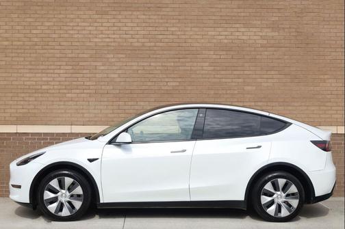 Pearl White Multi-Coat 2023 Tesla Model Y AWD