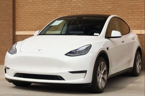 Pearl White Multi-Coat 2023 Tesla Model Y AWD