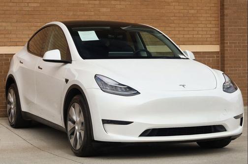 Pearl White Multi-Coat 2023 Tesla Model Y AWD