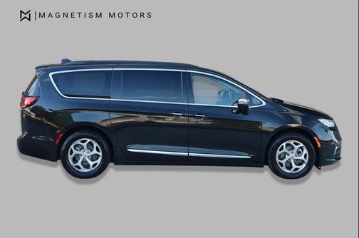Brilliant Black Crystal Pearlcoat 2022 Chrysler Pacifica Limited