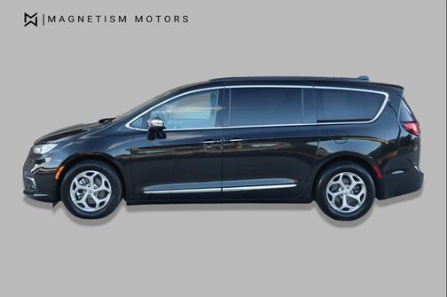 Brilliant Black Crystal Pearlcoat 2022 Chrysler Pacifica Limited