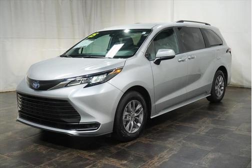 2025 Toyota Sienna LE