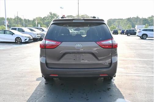 2018 Toyota Sienna XLE