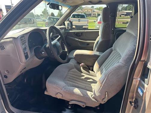 2001 Chevrolet S-10 Base