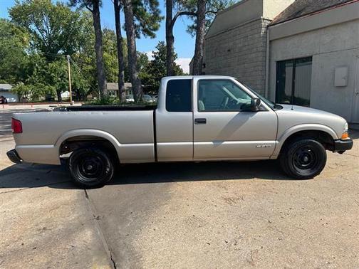 2001 Chevrolet S-10 Base