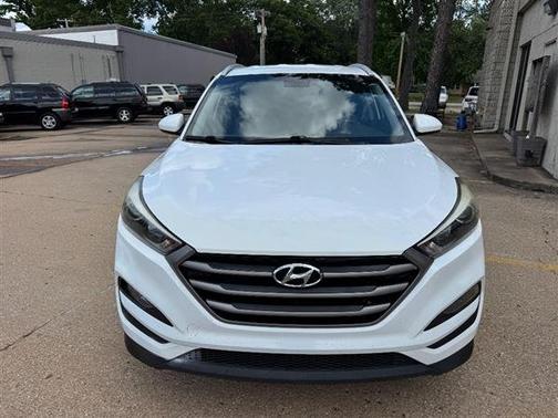 Winter White 2016 Hyundai TUCSON FWD 4dr SE