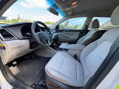 Winter White 2016 Hyundai TUCSON FWD 4dr SE