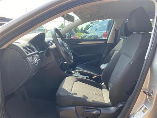 2014 Volkswagen Passat 4dr Sdn 1.8T Auto S