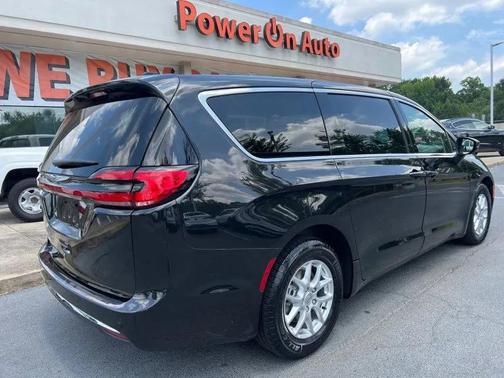 Brilliant Black Crystal Pearlcoat 2023 Chrysler Pacifica Touring L