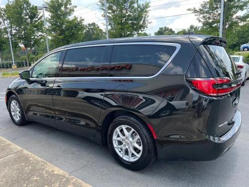 Brilliant Black Crystal Pearlcoat 2023 Chrysler Pacifica Touring L