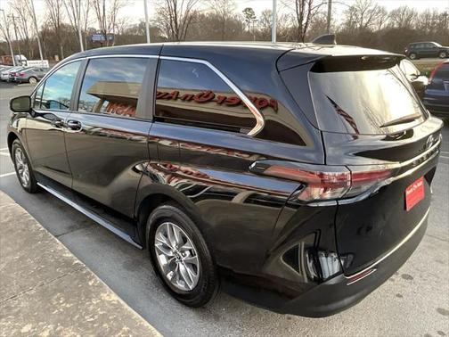 2023 Toyota Sienna LE