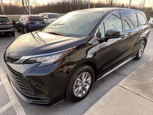 2023 Toyota Sienna LE