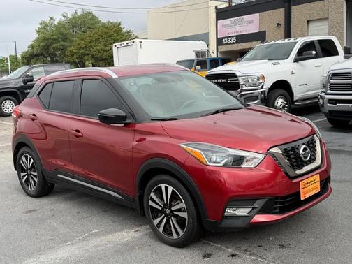 Cayenne Red Metallic 2019 Nissan Kicks SR