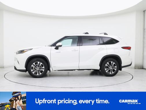 White 2021 Toyota Highlander Hybrid XLE