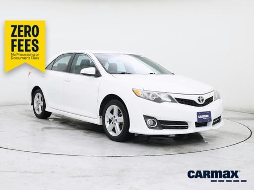 White 2014 Toyota Camry SE