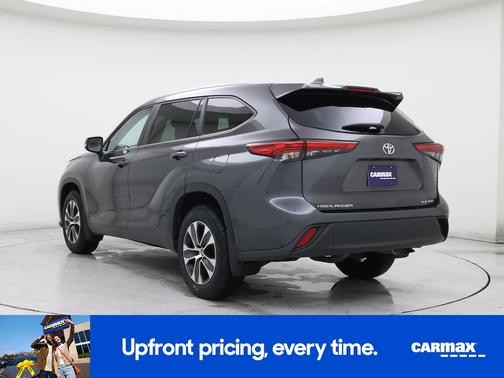 Gray 2023 Toyota Highlander XLE