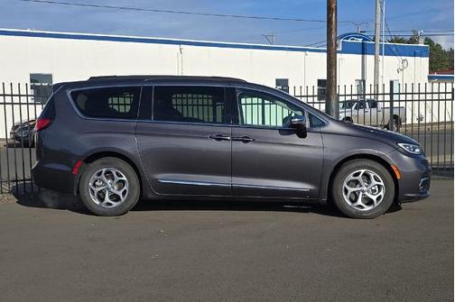 Granite Crystal Clearcoat Metallic 2023 Chrysler Pacifica LIMITED