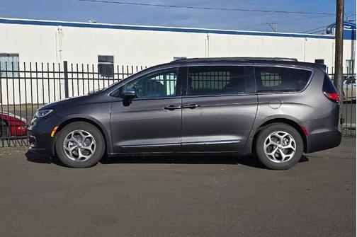 Granite Crystal Clearcoat Metallic 2023 Chrysler Pacifica LIMITED